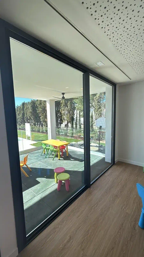 aerospace Ventana de aluminio perfiles negro mate